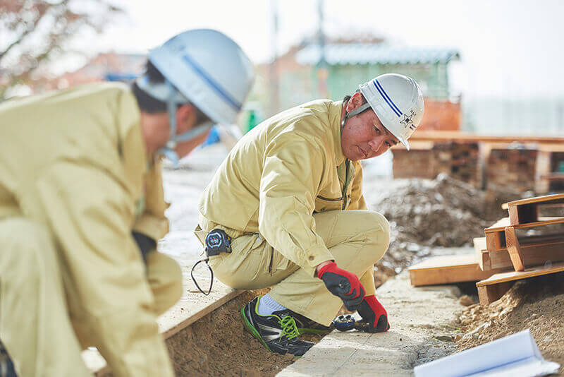 工事現場で作業をする本田真司さん