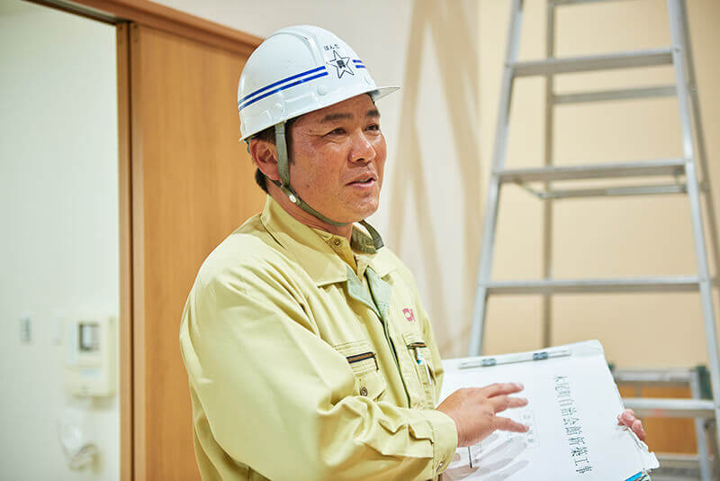 工事の進捗をチェックする本田真司さん