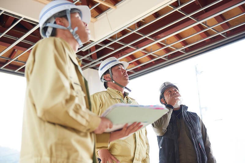 職人さんと打ち合わせをする本田真司さん