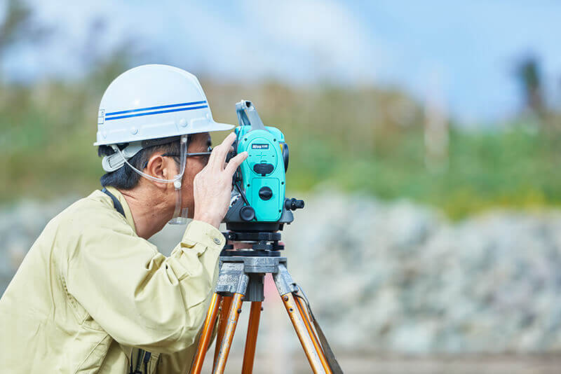 測量をする清水信行さん